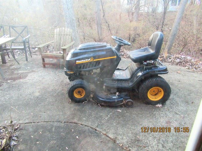 LAWN TRACTOR, LIKE NEW