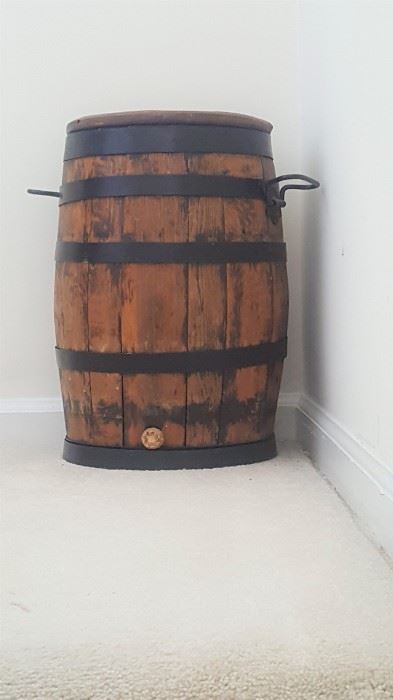 Antique Barrel / keg with lid