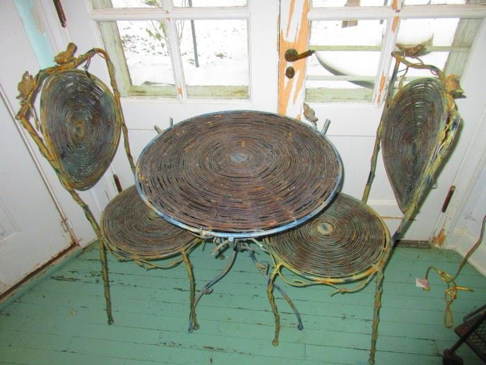 Iron a table and chairs with bird motif