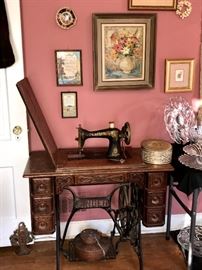 Singer Sewing machine in great condition and detail