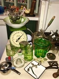 Vintage American Family Scale; Green Depression Glass (super condition) Orange juicer and cup 