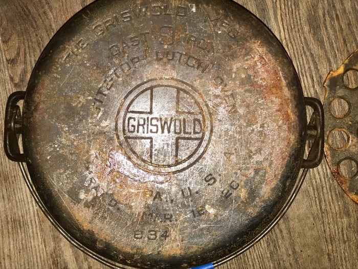 bottom - Griswold  No. 9 Dutch Oven