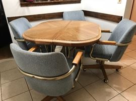 Kitchen set 41.5 as shown with extra leaf 