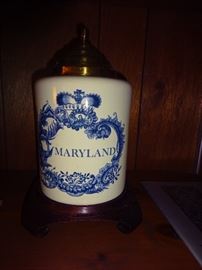 Maryland vase with brass lid