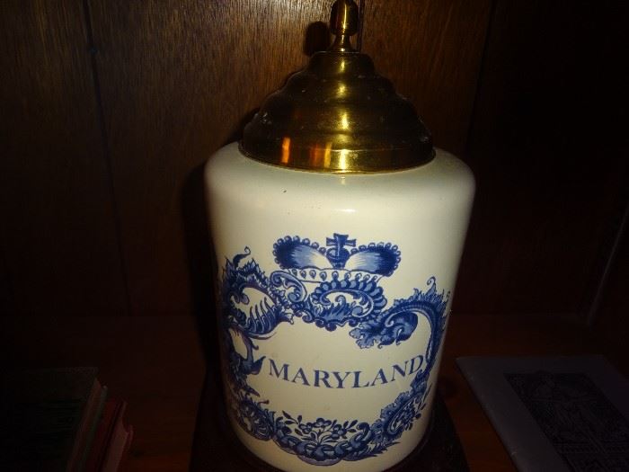 Maryland vase with brass lid