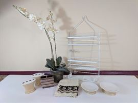 Bathroom Assortment              https://ctbids.com/#!/description/share/70963