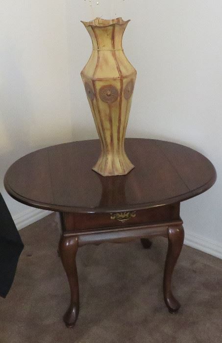 Vase, Queen Anne style table