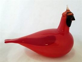 Beautiful "Red Cardinal" Scandinavian art glass bird from the "Birds of Toikka" series, designed by Oiva Toikka for iittala of Finland, 8" tall and 6" long.
