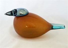 Beautiful "Mountain Bird" Scandinavian art glass bird from the "Birds of Toikka" series, designed by Oiva Toikka for iittala of Finland, 3 1/2" tall and 7" long.