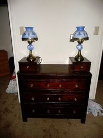 glove drawer chest / lamps 