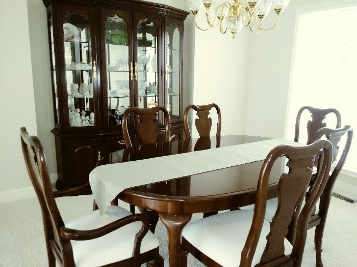 Thomasville Dining table and 6 chairs/2 leaves