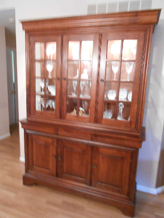 Nichols & Stone fining dining room suite