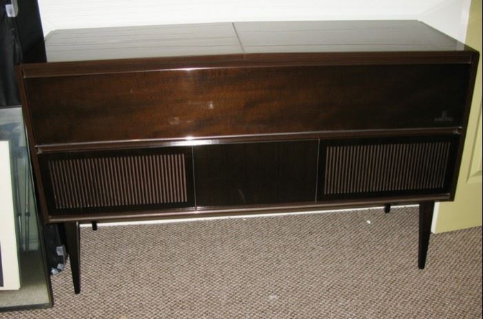 Grundig KS 742 U stereo console with deep high gloss finish.  Works !   BUY IT NOW  $ 495.00