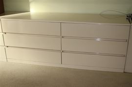 White 6 drawer chest.