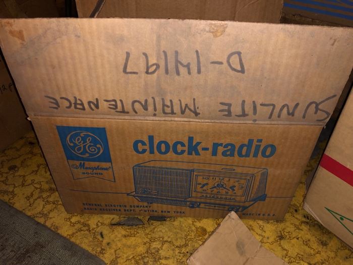 Vintage GE clock radio