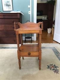 A very usuable and diminutive pine stand or also known as wash stand.  Has spool leg turnings.