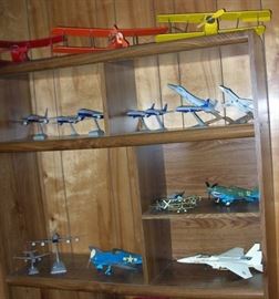 Airplane models, many are United Airlines jets.