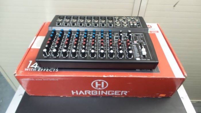 Harbinger LvL Series L1402FXUSB 14 channel compac ...