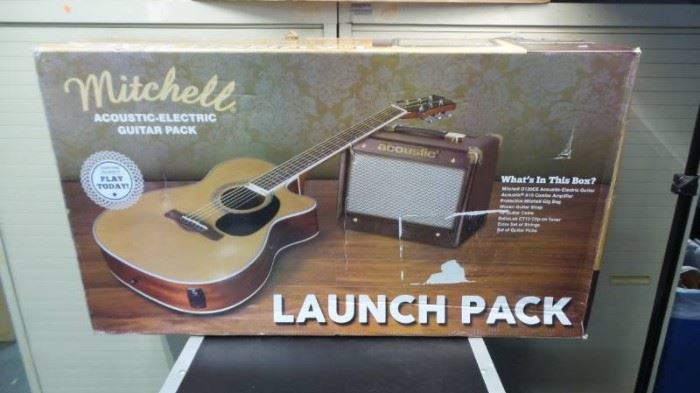 Mitchell AcousticElectric Guitar Launch Pack
