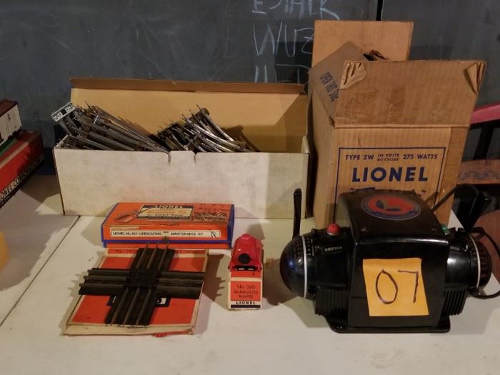 Vintage Lionel Train Accessories Lot  https://ctbids.com/#!/description/share/73521