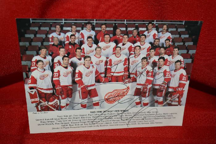 AUTOGRAPH RED WINGS PHOTO
