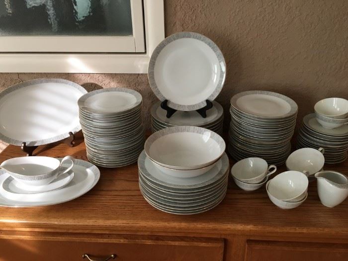 Modernist Hutschenreuther dinnerware