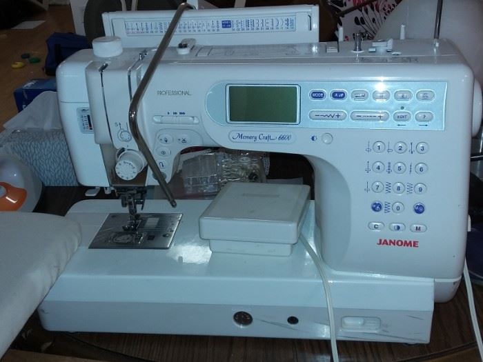 Janome Memory Craft 6000 Quilting, Fashion, Embroidery Sewing Machine