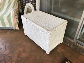 Wicker chest large