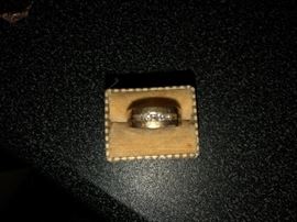 14KT GOLD & DIAMOND RING
