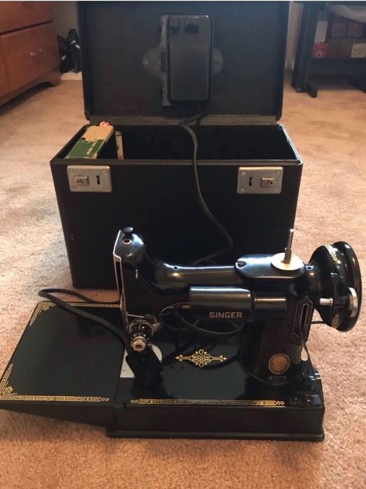 Antique Singer 221K Featherweight sewing machine 