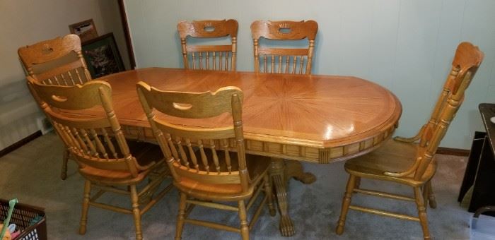 Beautiful Oak Dining Table with leaf inserted and 6 like new heavy pressed back chairs.