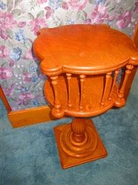 Victorian oak pedestal table