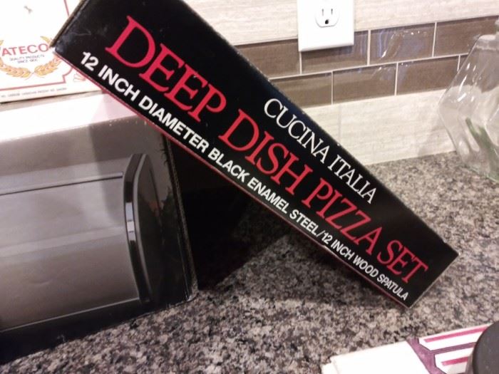 New in box pizza set - great for holiday gift
