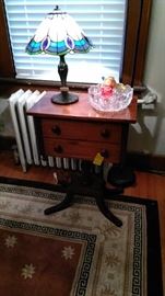 Victorian pedestal side table with leaded glass lamp