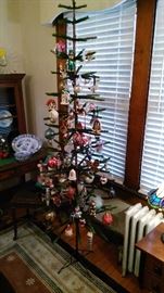 Many tree ornaments 