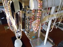 Fabulous costume jewelry in great condition!