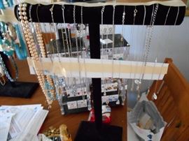 More great costume jewelry....