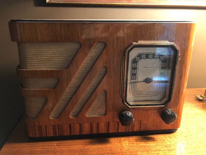 Vintage 1938 Philco model 38-127 wooden cabinet tube radio (needs repair)