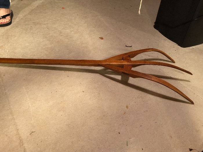 Antique primitive solid wood 3-tine pitchfork, chicken claw