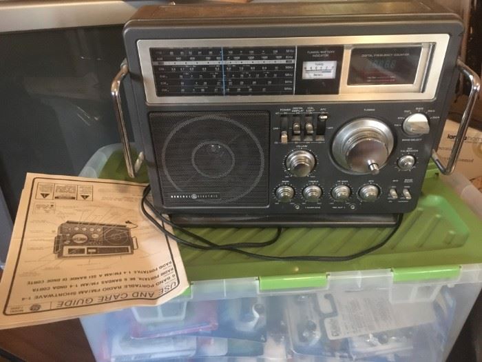 Short Wave/ AM/FM Radio.  Works perfect, Nice! with manual.