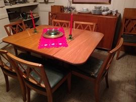 Beautiful vintage blonde mahogany dining table with 2 folding leaves and two insert leaves, and eight chairs!