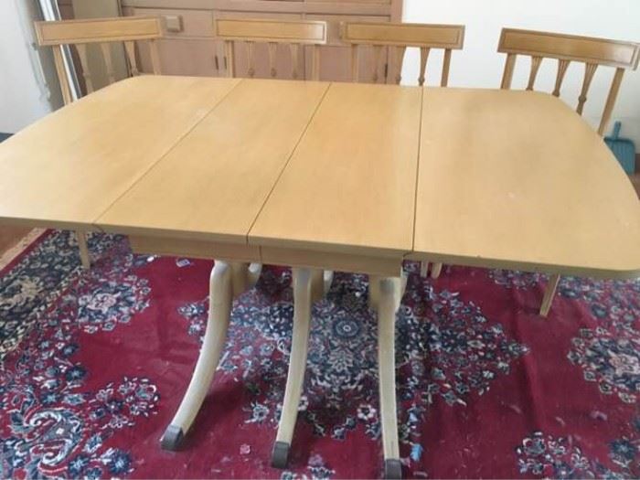 Dining Room table with 4 chairs           https://ctbids.com/#!/description/share/74753