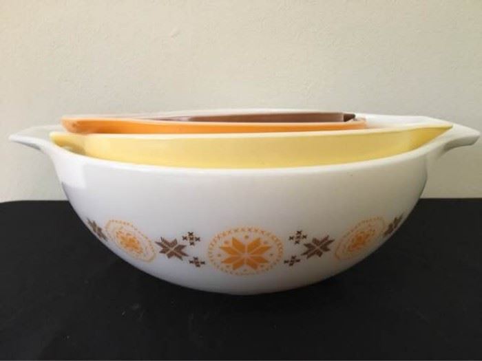 Pyrex bowl set            https://ctbids.com/#!/description/share/74754