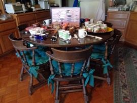 round table w/chairs