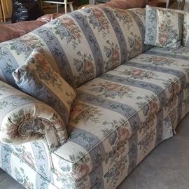 Floral couch, in very good condition.
