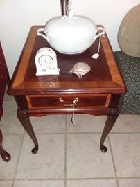 NICE MAHOGANY END TABLE WITH BANDED INLAY BY THOMASVILLE