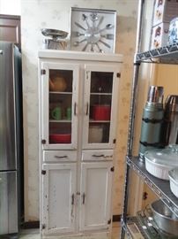 1950'S SMALL VINTAGE CHINA CABINET