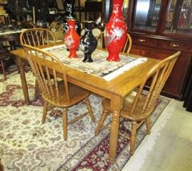 Quality oak dining table w/ one leaf and 4 chairs