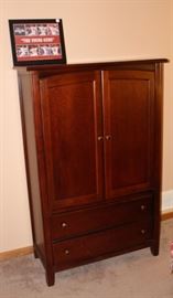 Wardrobe/chest of drawers.