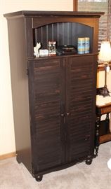 Wardrobe/cabinet.